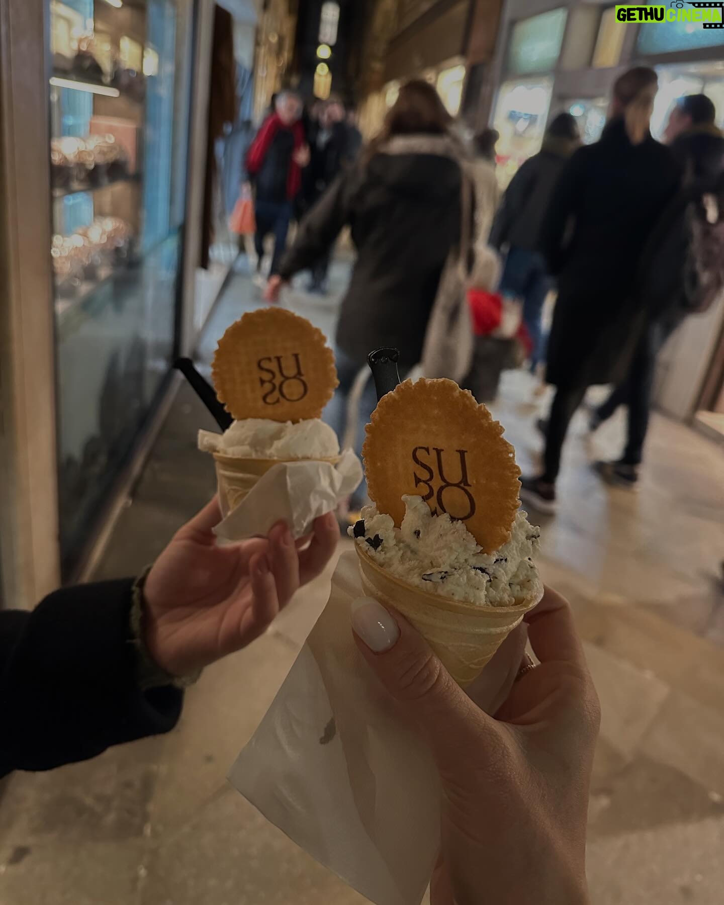 Manon Quadratus Instagram - Vous aimez ce look ? 🖤 Pour celles qui ont prévu d’aller à Venise, je vous ai mis dans le carrousel mes meilleures adresses 🍽️ Enregistrez le post 😏 #venezia #ootd #ootdfashion #look #food #italianfood