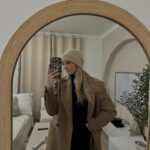 Manon Quadratus Instagram - Recap de cette semaine: 1. Moi qui affronte le froid 2. Notre nouvelle vidéo en ligne “Les trucs de filles que l’on déteste 🥴 3. Moi qui tape la pose pendant le shooting 😏 4. Mon nouveau pull préféré 5. Anaïs & moi pendant le shoot pour notre projet 🤭 6. Mon petit cocon ☁️ 7. Outfit check 8. Passion Café Latte ☕️ 9. Nouvelle passion débloquée: Le Porridge 🤤 Vous préférez laquelle ? 😍 #photodump #ootd #look