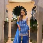 Mansi Taxak Instagram - GRWM for sangeet💃🏻💃🏻✨ Wearing the beautiful outfit from- @labelshian #grwm #instadaily #instagood #instagram #explorar #explorepage #trendingreels #trending #indianwedding #sangeetoutfit