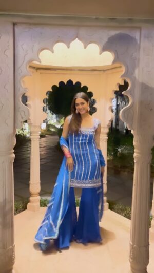 Mansi Taxak Instagram - GRWM for sangeet💃🏻💃🏻✨
Wearing the beautiful outfit from- @labelshian 

#grwm #instadaily #instagood #instagram #explorar #explorepage #trendingreels #trending #indianwedding #sangeetoutfit