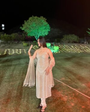 Mansi Taxak Instagram - Bindi, thodi nazakat aur ek muskan✨✨

#indianaesthetics #weddinglook #instadaily #instagood #instagram #trendingreels #trending #explore #explorepage