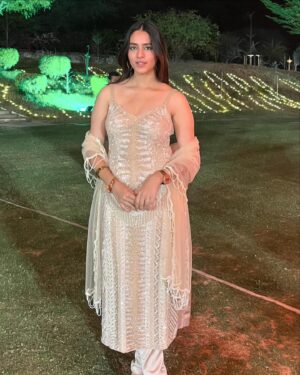 Mansi Taxak Instagram - Bindi, thodi nazakat aur ek muskan✨✨

#indianaesthetics #weddinglook #instadaily #instagood #instagram #trendingreels #trending #explore #explorepage