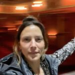 Manuela Pal Instagram - Llegando al teatro con @anitagutierrezh moviendo el esqueleto para entrar en calor!!! Que poco queda #LosBonobos 🙉🙈🙊 gracias @black.manija por la music 🙌🏼