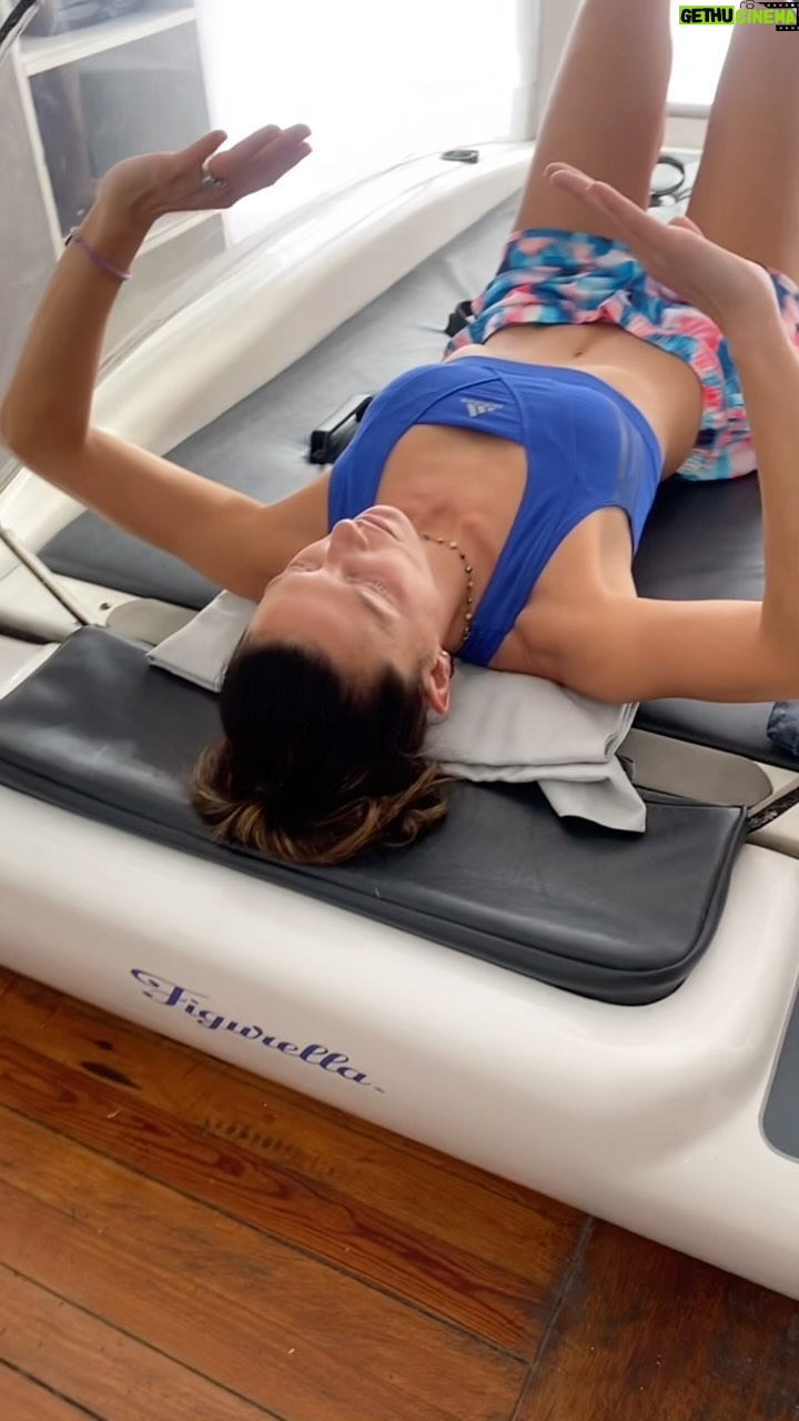 Manuela Pal Instagram - Les prometí mostrarles lo que hago en @figurellaarg esta es parte de mi nuevo entrenamiento. Yo soy muy vaga, no me gusta entrenar, me aburre y nada me engancha! Por ahora vengo regia! 💪🏼 Si me está leyendo alguna como yo no duden en consultar porque está bueno! Mantenerse en movimiento es muy bueno para cuerpo, mente y alma! A mi me cuesta un montón hacerlo rutina pero acá me ven! 🙌🏼