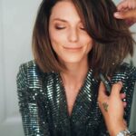Manuela Pal Instagram - Cambio de look by @cristianreystyle Aprovecho cada personaje para cambiar un poco, se viene #PielDeJudas en @enjoypuntadeleste 📸 @tizianasuzaya.ok 💇🏻‍♀️ @cristianreyok Les gustaaa????