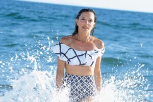 Manuela Pal Instagram - Temporada de playa, familia, trabajo, amigos, sol y atardeceres! Gracias @fededebartolo por estas fotos hermosas para @revistacaras gracias @hectormaugeri por acompañarme siempre ♥️🙌🏼