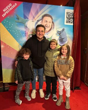 Manuela Pal Instagram - Día de paseo por el centro y fuimos a ver a @diegotopaok en el @elnacionalsancorseguros 
Topita te amamos 🌈🚀❤️
