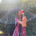 Manuela Pal Instagram - Feriadito de 🌞 te amo! Amparito se inspiró y me hizo fotos! Mi fotógrafa favorita del mundo entero ❤️ @kenzoparfums #flowerbykenzo 🌺