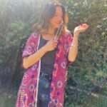 Manuela Pal Instagram - Feriadito de 🌞 te amo! Amparito se inspiró y me hizo fotos! Mi fotógrafa favorita del mundo entero ❤️ @kenzoparfums #flowerbykenzo 🌺
