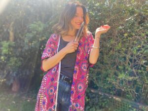 Manuela Pal Instagram - Feriadito de 🌞 te amo! 
Amparito se inspiró y me hizo fotos! Mi fotógrafa favorita del mundo entero ❤️
@kenzoparfums #flowerbykenzo 🌺