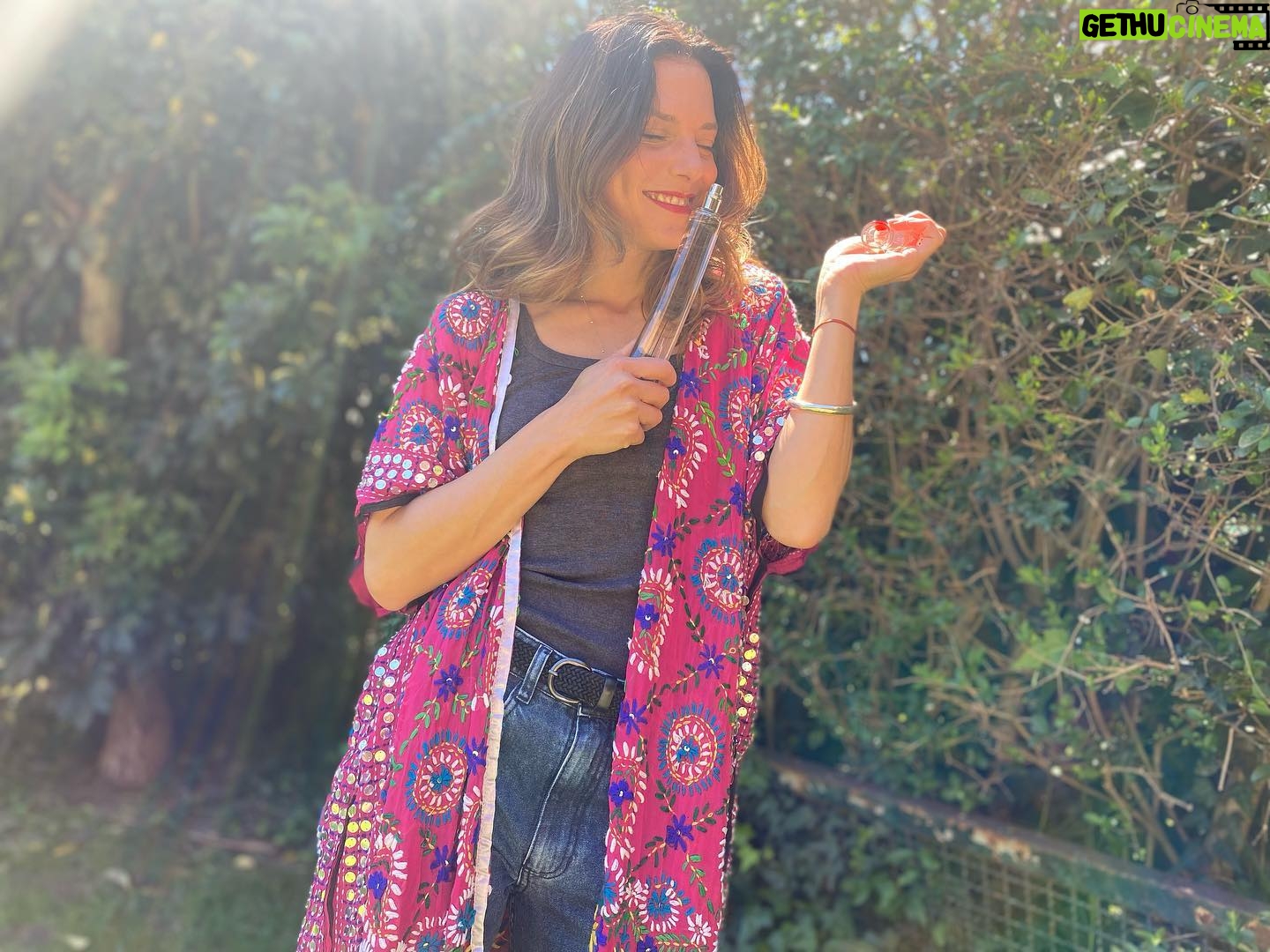 Manuela Pal - 1.2K Likes - Feriadito de 🌞 te amo!
Amparito se inspiró y me hizo fotos! Mi fotógrafa favorita del mundo entero ❤️
@kenzoparfums #flowerbykenzo 🌺