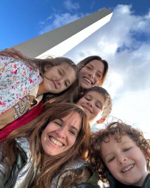 Manuela Pal Instagram - Día de paseo por el centro y fuimos a ver a @diegotopaok en el @elnacionalsancorseguros 
Topita te amamos 🌈🚀❤️