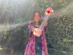 Manuela Pal Instagram - Feriadito de 🌞 te amo! 
Amparito se inspiró y me hizo fotos! Mi fotógrafa favorita del mundo entero ❤️
@kenzoparfums #flowerbykenzo 🌺