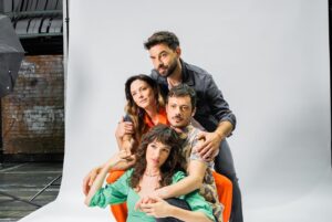 Manuela Pal Instagram - Se viene #LaVerdad me sumo a un elenco hermoso! Gracias por el recibimiento amoroso @cachetesierra @fonzista @candelivetrano con un director con el que siempre quise trabajar @cirozorzoli 
Los esperamos en el @teatroapolook a partir del viernes!!!
@rgbredes 
@laverdad.rgb 
@luchilippi 
@perrottacaro 
@ro.gonzalez7