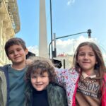 Manuela Pal Instagram - Día de paseo por el centro y fuimos a ver a @diegotopaok en el @elnacionalsancorseguros Topita te amamos 🌈🚀❤️