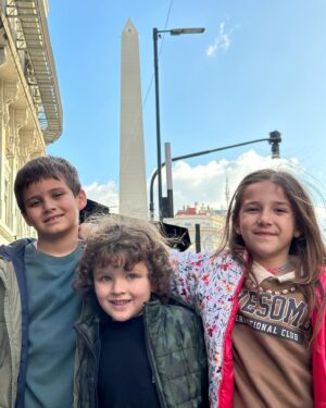 Manuela Pal Instagram - Día de paseo por el centro y fuimos a ver a @diegotopaok en el @elnacionalsancorseguros 
Topita te amamos 🌈🚀❤️