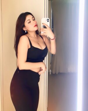 Manul Chudasama Instagram - Love what you see. 👀🥶 
#riseandshine #goodmorning #goodvibes 
.
.
.
.
.
.
.
#photooftheday #instagood #instadaily #instamood #instalike #instafashion #instalove #instacool #explore #viral #viralpost #foryou #fyp #photo