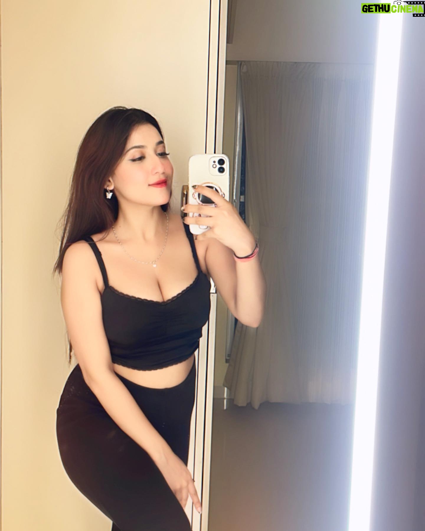 Manul Chudasama - 4.1K Likes - Love what you see. 👀🥶
#riseandshine #goodmorning #goodvibes
.
.
.
.
.
.
.
#photooftheday #instagood #instadaily #instamood #instalike #instafashion #instalove #instacool #explore #viral #viralpost #foryou #fyp #photo