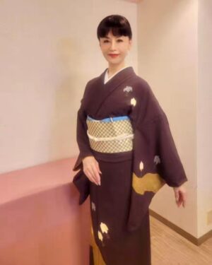 Mao Daichi Instagram - 昨年、
宝塚の初舞台から50周年を迎え、
51年目の今年は
新しいことに挑戦させていただく機会に恵まれ

3月には『notte stellata2024』で、羽生結弦さんと⛸️
“初コラボ”という貴重な経験をさせていただきました❗️

そして、この度
映画『ゴッドマザー〜コシノアヤコの生涯〜』で
“初主演”させていただくことになりました❗️

世界的デザイナー
コシノヒロコさん、コシノジュンコさん、
コシノミチコさん、三姉妹のお母様
小篠綾子さんの波瀾万丈の人生。
間も無く撮影が始まります🎥

15歳💦から92歳までの魅力溢れる綾子さんを、
丁寧に、大切に、思いっきり楽しんで
生き抜きたいと思っています❣️

写真は
綾子さんが実際にお召しになっていらしたお着物です。
着用させていただいた途端、
物凄いパワーをいただいた気がしました*\(^o^)/*

#ゴッドマザー
#コシノアヤコの生涯
#ゴッドマザーコシノアヤコの生涯
#映画
#2025年初夏公開
#コシノアヤコ
#nottestellata2024
#大地真央
#MAODAICHI