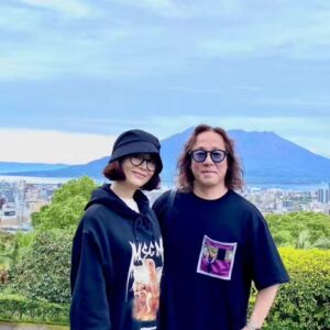 Mao Daichi Instagram - 先日
霧島へお友達夫婦と行ってきました🛫
雨予報の鹿児島でしたがやっぱり雨にはあたらず☀

途中、長島美術館では桜島が見える絶景も😊
ここで可愛い傘を見つけて夫が買ってくれました☂️
せっかく傘を買ったしちょっと雨降ったりして？
なんて言ってたら本当に外に出た途端、
一瞬だけ小雨が降って傘も無事に使えました（笑）

界霧島の夕食🥢
地元の名産を使ったお料理も地酒の焼酎も
とっても美味しかったです‼️

翌日は、早朝から霧島神宮へ🙏
歩いて登っていい空気をいっぱい吸って、
部屋へ戻り、幻想的な霧の絶景を見ながら
温泉にゆっくり浸かって♨️
霧島アートの森へ🌳
偶然「春のコレクション展」をやっていて
イサム・ノグチ、ドナルド・ジャッド、
ジェニー・ホルツァー、アニッシュ・カプーアなど
素晴らしいアートを鑑賞することができました❣️

お友達は
チェ・ジョンファの「あなたこそアート」で
面白ポーズの指示をして😊撮ってくれたり📱(*☻-☻*)
レンタカーで山の中も全て運転してくれて🚙
感謝❗️でした♪
とっても楽しい楽しい4人旅でした\( *´ω`* )/

#鹿児島 #霧島
#長島美術館
#界霧島 #温泉♨️
#霧島神宮
#霧島アートの森
#大地真央
#MAODAICHI
#森田恭通
#yasumichimorita