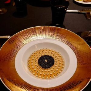 Mao Daichi Instagram - 🎄クリスマスイヴ🎄は
ガストロノミージョエル・ロブションで❣️
関谷シェフ🧑‍🍳の最高峰のお料理を🍽
ペアリングと共に…🍾🥂🍷☕️

関谷シェフ🧑‍🍳はフランス料理会の最高峰の称号
✨「MOF」✨を
料理部門で受章されました👏
フランスの国家最優秀職人章料理部門を
フランス人以外で受章されたのは史上初‼️
それも一回で‼️おめでとうございます❣️❣️

お人柄も素晴らしい関谷さん🧑‍🍳
私達の好みに合わせたスペシャルメニューを
ご用意してくださり、
おかげ様で、素敵なイヴとなりました🍽️🎄

#クリスマスイヴ
#ガストロノミージョエルロブション
#森田恭通デザイン
#ジョエルロブション
#joelrobuchon
#ミシュラン三ツ星★★★
#ミシュラン三ツ星17年連続
#関谷健一朗シェフ#絶品#美味
#MOF#最高峰#おめでとうございます
#大地真央
#MAODAICHI
#森田恭通
#yasumichimorita