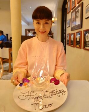 Mao Daichi Instagram - 今年の誕生日はハワイでした🏝️🥂🎉

2月のハワイの夜は肌寒かったのですが、
心はポカポカでした♫

沢山のお祝い💐✉️🎁🍾を
ありがとうございました❤️🩵🩷
感謝‼️感謝‼️です。

#2月5日
#誕生日 🎂
#ハワイ
#ザカハラホテルアンドリゾート
#カハラホテル
#arancinokahala
#アランチーノアットザカハラ
#お花 💐🌼🌸🌹🌻🌷🌺
#プレゼント 🎁🎀💌
#ありがとうございます
#感謝✨🙏
#大地真央
#MAODAICHI
#森田恭通
#yasumichimorita