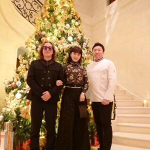 Mao Daichi Instagram - 🎄クリスマスイヴ🎄は
ガストロノミージョエル・ロブションで❣️
関谷シェフ🧑‍🍳の最高峰のお料理を🍽
ペアリングと共に…🍾🥂🍷☕️

関谷シェフ🧑‍🍳はフランス料理会の最高峰の称号
✨「MOF」✨を
料理部門で受章されました👏
フランスの国家最優秀職人章料理部門を
フランス人以外で受章されたのは史上初‼️
それも一回で‼️おめでとうございます❣️❣️

お人柄も素晴らしい関谷さん🧑‍🍳
私達の好みに合わせたスペシャルメニューを
ご用意してくださり、
おかげ様で、素敵なイヴとなりました🍽️🎄

#クリスマスイヴ
#ガストロノミージョエルロブション
#森田恭通デザイン
#ジョエルロブション
#joelrobuchon
#ミシュラン三ツ星★★★
#ミシュラン三ツ星17年連続
#関谷健一朗シェフ#絶品#美味
#MOF#最高峰#おめでとうございます
#大地真央
#MAODAICHI
#森田恭通
#yasumichimorita