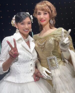 Mao Daichi Instagram - 大阪公演
初日のスペシャルゲストは、しょうこ（黒木瞳さん）🥰
『ガイズ&ドールズ』から、しょうこは「私がベルなら」
そして2人で「初めての恋」を9年ぶりに歌いました🎤

トークでは、同じく50周年の同期生の未沙のえるも交えて、3人で懐かしい話を沢山‼️😊笑って、笑って…
これまでで一番長いトークシーンとなりました😆
最後にはしょうこの提案で、客席の皆さんと一緒に
私が宝塚時代に作った「お疲れ様でした音頭」を
歌ってくれました🎵
楽しかった〜♪(๑ᴖ◡ᴖ๑)♪

終演後に宝塚出身メンバーで記念撮影📷

そして😂
ついに！本日、🎊大千秋楽🎊
スペシャルゲストは、藤井フミヤさんです‼️
🙌☆*:.｡. o(≧▽≦)o .｡.:*☆🙌
またあの素敵な歌声をシアタードラマシティで
聞ける〜〜♪(๑ᴖ◡ᴖ๑)♪ トークも楽しみ〜😁

私も最高のステージを目指します❣️

#PUREGOLD
#大地真央50周年記念コンサート
#50周年 #コンサート
#シアタードラマシティ
#黒木瞳
#私がベルなら #初めての恋
#ガイズアンドドールズ
#千秋楽 #千穐楽
#藤井フミヤ

#未沙のえる
#山田裕美子
#風馬翔
#大地真央
#MAODAICHI