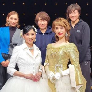 Mao Daichi Instagram - 大阪公演
初日のスペシャルゲストは、しょうこ（黒木瞳さん）🥰
『ガイズ&ドールズ』から、しょうこは「私がベルなら」
そして2人で「初めての恋」を9年ぶりに歌いました🎤

トークでは、同じく50周年の同期生の未沙のえるも交えて、3人で懐かしい話を沢山‼️😊笑って、笑って…
これまでで一番長いトークシーンとなりました😆
最後にはしょうこの提案で、客席の皆さんと一緒に
私が宝塚時代に作った「お疲れ様でした音頭」を
歌ってくれました🎵
楽しかった〜♪(๑ᴖ◡ᴖ๑)♪

終演後に宝塚出身メンバーで記念撮影📷

そして😂
ついに！本日、🎊大千秋楽🎊
スペシャルゲストは、藤井フミヤさんです‼️
🙌☆*:.｡. o(≧▽≦)o .｡.:*☆🙌
またあの素敵な歌声をシアタードラマシティで
聞ける〜〜♪(๑ᴖ◡ᴖ๑)♪ トークも楽しみ〜😁

私も最高のステージを目指します❣️

#PUREGOLD
#大地真央50周年記念コンサート
#50周年 #コンサート
#シアタードラマシティ
#黒木瞳
#私がベルなら #初めての恋
#ガイズアンドドールズ
#千秋楽 #千穐楽
#藤井フミヤ

#未沙のえる
#山田裕美子
#風馬翔
#大地真央
#MAODAICHI