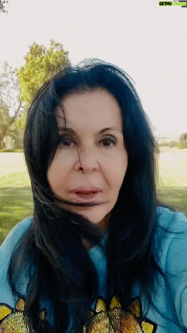 María Conchita Alonso Instagram - Hoy es un día maravilloso. Ántes del eclipse espero hayas pensado y escrito lo que no quieres tener más en tu vida (escríbelo en un papel y rompelo en el minuto pico del eclipse), y después que pase, piensa y anota lo que quieras tener. Sin miedo! Nada malo nos va a pasar si estás tranqui y en paz. Bendiciones! 🧡 Wishing you all a good eclipse day! I hope you wrote in a piece of paper what you are not welcoming anymore in your life (and then rip it and throw it away). After the eclipse, write down everything you want. Keep it in a little box with the OM sign on it. Enjoy the eclipse! Blessings 🙏🏻 • • Sin…Vergüenza #méxico el 26 de #abril en el @salonlamaraka Nos Vemos 👋💋 • • #eclipse #mcasinverguenzatour #sinverguenza #sinvergüenza #mariaconchitaalonso #mariaconchita #universo #mensajes #mensajespositivos #vibrandoalto #sinmiedo #live #vida #naturaleza