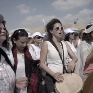 María Conchita Alonso Instagram - Ha acontecido un pequeño gran milagro casi completamente ignorado por los
Medios de comunicación: miles de mujeres hebreas, musulmanas y cristianas han caminado juntas en Israel por la paz.
En el nuevo vídeo oficial del movimiento
Women Wage Peace, la cantante israelí Yael Deckelbaum canta la canción
“Prayer of the Mothers” junto a mujeres y madres de todas las religiones, mostrando lo que la música puede cambiar. Un milagro todo femenino que vale más que mil palabras.
¡Compartidlo todo lo que podáis!
Shalom Salam Paz
https://youtu.be/YyFM-pWdqrY