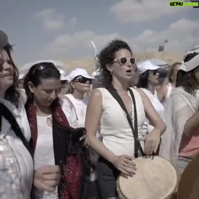 María Conchita Alonso - 3.3K Likes - Ha acontecido un pequeño gran milagro casi completamente ignorado por los
Medios de comunicación: miles de mujeres hebreas, musulmanas y cristianas han caminado juntas en Israel por la paz.
En el nuevo vídeo oficial del movimiento
Women Wage Peace, la cantante israelí Yael Deckelbaum canta la canción
“Prayer of the Mothers” junto a mujeres y madres de todas las religiones, mostrando lo que la música puede cambiar. Un milagro todo femenino que vale más que mil palabras.
¡Compartidlo todo lo que podáis!
Shalom Salam Paz
https://youtu.be/YyFM-pWdqrY