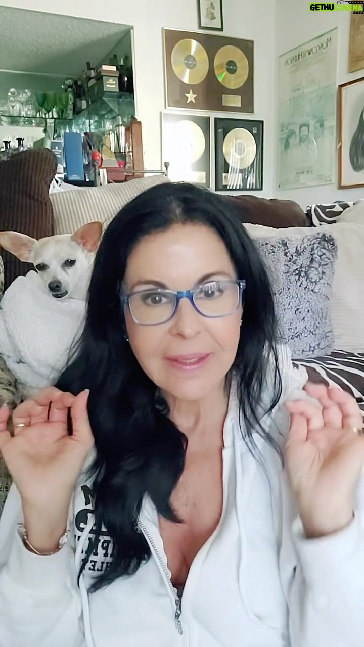 María Conchita Alonso Instagram - Esto pasó el Viernes en el live que tuve con @danielrenemusic, pero que esperaban! Era mi 1r live por el reloj... (TT) 🤭 . Finalmente pudimos hacerlo y compartimos con casi 8,000 personas. Gracias! Espero los que nos vieron desde Mxco vayan Abril 26 a @salonlamaraka. Se divertiran mucho con #sinverguenza 😁 🧡 This is from last Friday, my first live on TT (tiktock). Had no clue what to do... but thank God it happened! Danny came to my rescue and we had looots of fun. Promoting Sin... vergüenza, talking about makeup, music, the world we live in and life! • • #mcasinverguenzatour #mariaconchitaalonso #mariaconchita #musica #mexico #lamaraka