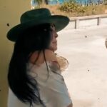 María Conchita Alonso Instagram - "Angel" la escribí hace tiempo, para ayudarme a salir de un dolor en mi vida. Hoy tengo un angelito que no se despega de mi lado. La canción está en castellano e inglés. 1ro escribí la letra en inglés y en un viaje a Caracas le agregué la parte en Castellano dedicada a los niños excepcionales de la Fundación “Avepane”. La música la compuse con @nickmilon. El video lo grabé en Miami con el diseño e imagen de @enriquedivineofficial 💋 🧡 I wrote “Angel” many moons ago to release a pain that I had lived with for a while. Since then, that 👼 doesn’t leave my side. Wrote the lyrics 1st in English, then on a trip to Venezuela I added the Spanish words dedicated to the “special needs” kids of a wonderful foundation, “Avepane”. Wrote the music together with #NickMilo. Shot the video in Miami, coming out Nov. 4th on my YouTube Channel. • • • #youtube #mcasinverguenzatour #mariaconchitaalonso #mariaconchita #throwbackthursday #tbthursday #tbt❤️ #juevesretro