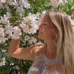 María Eugenia Larraín Instagram - La vida hay que disfrutarla con cosas simples e importantes... la Naturaleza, flores... los árboles por ejemplo que son grandes Maestros💗💗💗 Feliz domingo a todos!!! 💗Mi vestido bello es de @jardinemergente @jardinemergente
