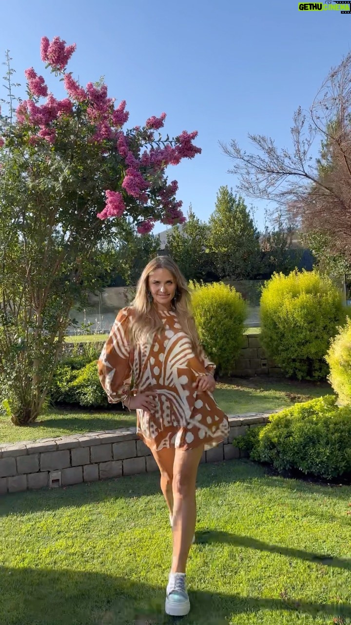 María Eugenia Larraín Instagram - Cuando te ries🤣💗... cada célula de tu cuerpo reacciona quimicamente y elevas tu vibración... Recomiendo la RISOTERAPIA... Es bello contagiar con tu alegria...💗💗💗 👗 Vestido maravilloso de @jardinemergente @jardinemergente 👗👗👗👗👗👗👗