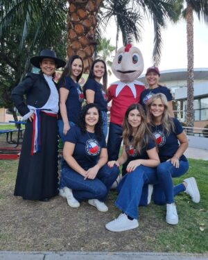 María Eugenia Larraín Instagram - Gracias "Condorito " por recordarnos nuestra infancia y hacer felices a los niños en la actividad del colegio...
.
Un Chileno de 💗!!!

@condoritofutbolclub 
@condoritooficial 
@revistacondorito 
#niños
#infancia
#amor
#entretenimiento 
#colegio
#paises
#chile
#2024