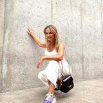 María Eugenia Larraín Instagram - Lindo viernes,gracias por tanto cariño 🫶 👟 mis bellas zapatillas son de @victorgonzalezhandmade