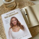 María Eugenia Larraín Instagram - Kenita Larrain presenta su primer libro "El camino de tus números". Una versión extendida del taller de numerología que la autora imparte y que, además, incluye una serie de ejercicios prácticos de sanación y un segmento dedicado a explicar el significado de los números kármicos y los números maestros. #CreemosEnLosLibros 📚 #Elcaminodetusnúmeros #numerología #autocononocimiento