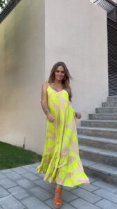 María Eugenia Larraín Instagram - Conoce la nueva colección maravillosa de vestidos y accesorios de @jardinemergente qué tiene esta temporada de verano 2023✨✨✨ 🫶 Sandalias @victorgonzalezhandmade