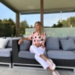 María Eugenia Larraín Instagram - Comodidad absoluta son las zapatillas de mi amigo @victorgonzalezhandmade lindas,diseño nacional,tendencia e impacto ✨✨✨ 🫶🫶 mi hermosa polera es de @jardinemergente