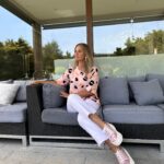 María Eugenia Larraín Instagram - Comodidad absoluta son las zapatillas de mi amigo @victorgonzalezhandmade lindas,diseño nacional,tendencia e impacto ✨✨✨ 🫶🫶 mi hermosa polera es de @jardinemergente