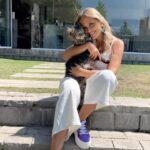 María Eugenia Larraín Instagram - ... que grandes compañeros y maestros son los animalitos, los gatos especialmente son grandes psiquicos y transmutadores de energia negativa, quedé maravillada en mi primer viaje a Egipto el año 2005... cultura que admiro profundamente, al descubrir que los gatos simbolizan la “Protección”... 🐱🌈💖 🫶🫶🫶Zapatillas @victorgonzalezhandmade 🫶🫶🫶
