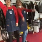 María Eugenia Larraín Instagram - A bailar! Jajajajaja... "El Discipulo.del Chef" jueves 22:30 hrs. @yuhui_po @discipulochv @camilohuerta #cocina #baile