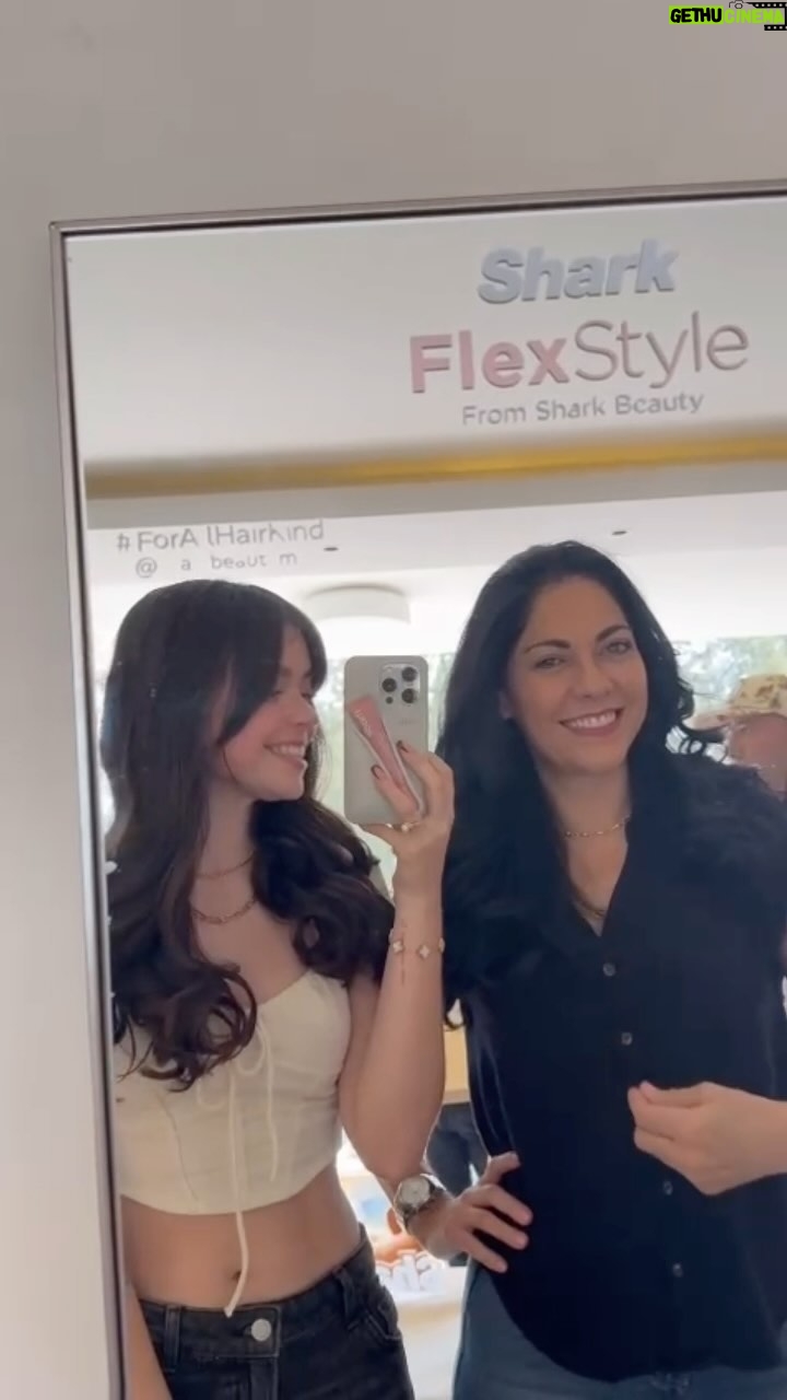 María José Mariscal Instagram - La flex style de @sharkbeautymx es el mejor regalo para nuestras mamás, nos sentimos como princesas!! 👑🩷 Pero mejor si es la Limited edition Teal!! #sharkbeautynotheatdamage