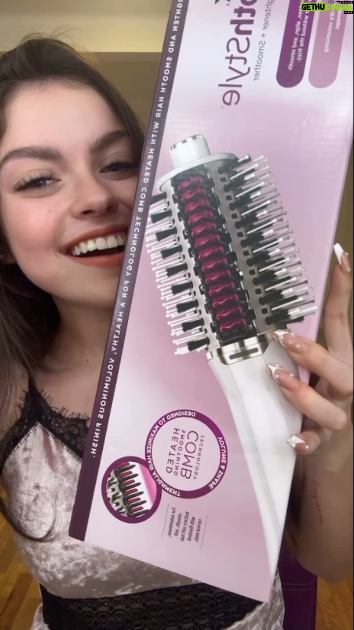 María José Mariscal Instagram - Me dejó mi cabello súper suavecito y peinado 💗 @sharkbeautymx #forallhairkind #sharkbeautymx #elevatuestilo #smoothstyle