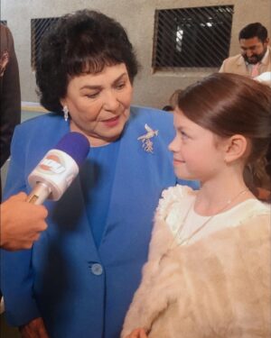María José Mariscal Instagram - Solo un milagro…

De un día para otro
Jamás había entendido y sentido lo que dicen… “trata a una persona como si fuera la última vez que la vieras”… Hoy me duele en el alma por lo qué estás pasando @carmensalinas_56 , pero te mantenemos yo y mi familia en nuestras oraciones, esperando con ansias la comida que rechace la última vez qué te vi, Te Amo, eres de las mujeres más fuertes que conozco, gracias por haber sido la persona que me dió la patada de la suerte cuando entre al mundo de la actuación… nos vemos muy pronto para comer bacalao Madrina hermosa. ❤️