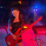 María José Mariscal Instagram - Alondra es la bajista del clan 🖤🎸 @gloriatreviellassoyyo al final un video con mi amiguito Vic 🫰🏻