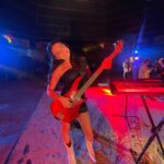 María José Mariscal Instagram - Alondra es la bajista del clan 🖤🎸 @gloriatreviellassoyyo al final un video con mi amiguito Vic 🫰🏻