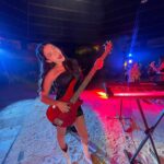 María José Mariscal Instagram - Alondra es la bajista del clan 🖤🎸 @gloriatreviellassoyyo al final un video con mi amiguito Vic 🫰🏻